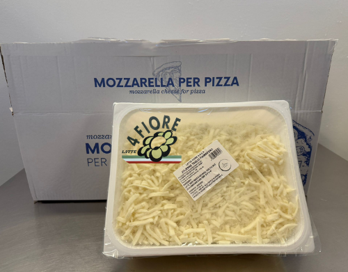 Mozzarella grattugiata in un contenitore, con una scatola etichettata "Mozzarella per Pizza".