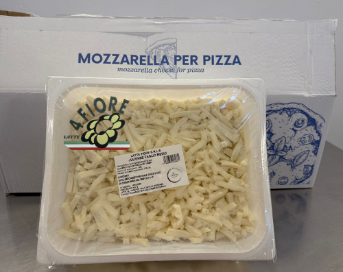 Mozzarella grattugiata in un vassoio, davanti a una scatola con l'etichetta 