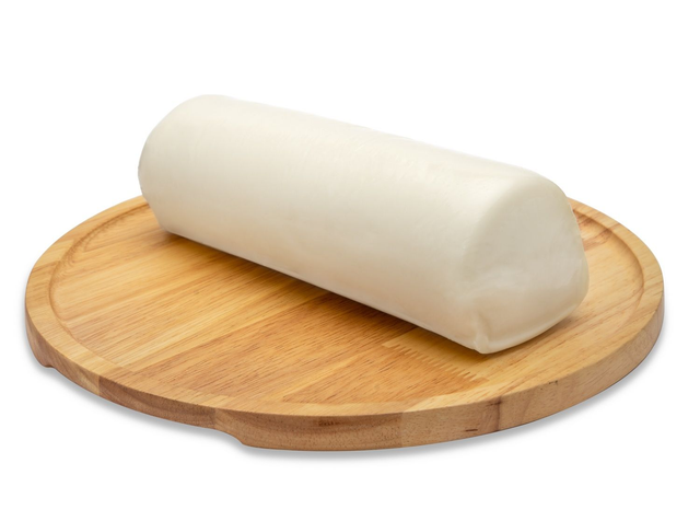 Tronchetto di formaggio bianco su un tagliere di legno.