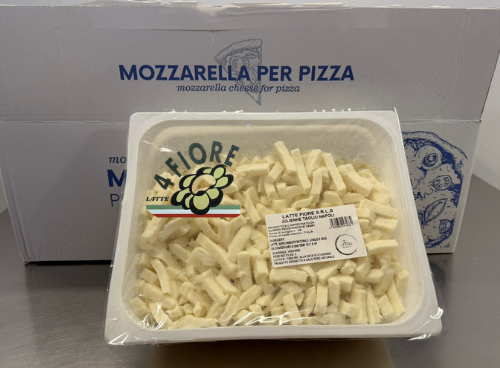 Vassoio di mozzarella grattugiata davanti a una scatola con l'etichetta 