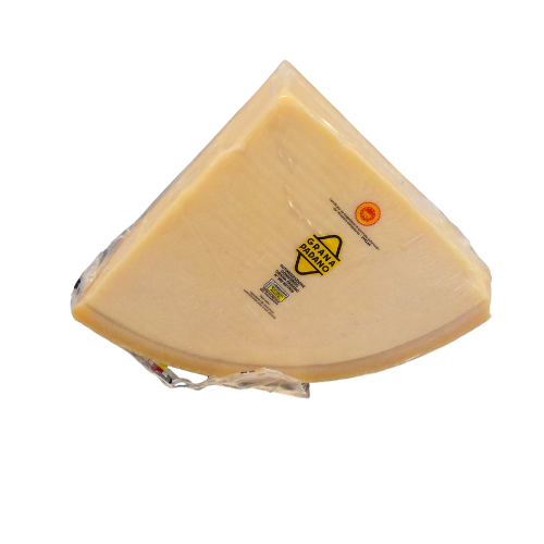 Fetta di Parmigiano Reggiano avvolta in pellicola trasparente, con etichetta gialla e nera.