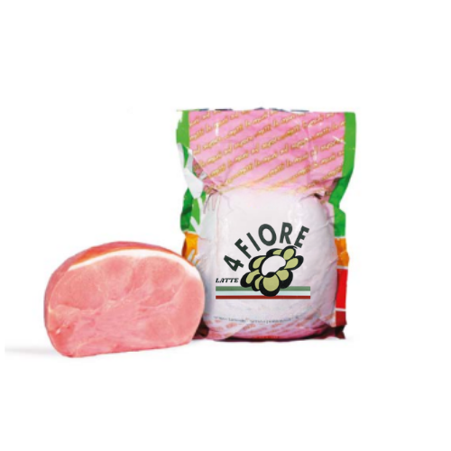 Un prosciutto confezionato con una porzione affettata. Il prosciutto è rosa, confezionato in plastica con un logo.