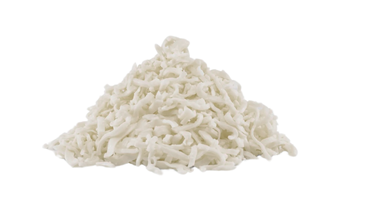Mucchio di trippa bianca sfilacciata su sfondo bianco.