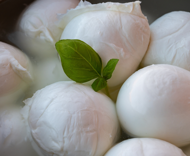 Due vaschette sigillate di mozzarelle immerse nel liquido di governo. Ogni vaschetta ha un'etichetta con il logo "A fiore".