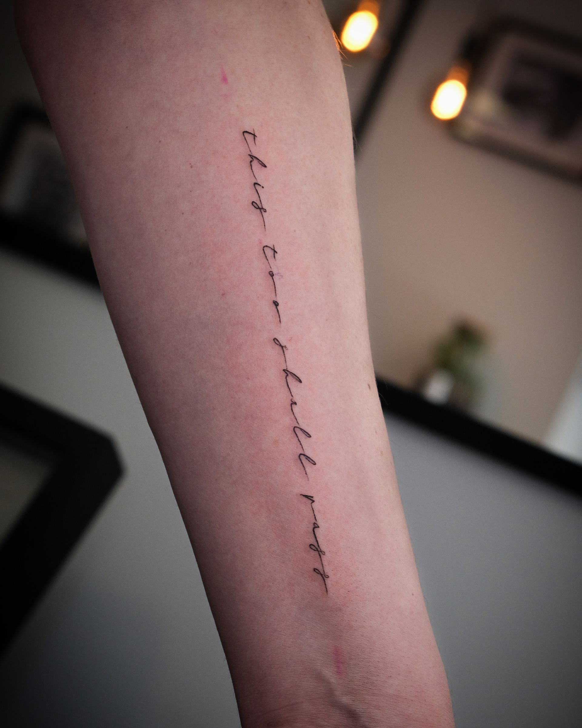 Eine Nahaufnahme einer Tätowierung auf dem Arm einer Person