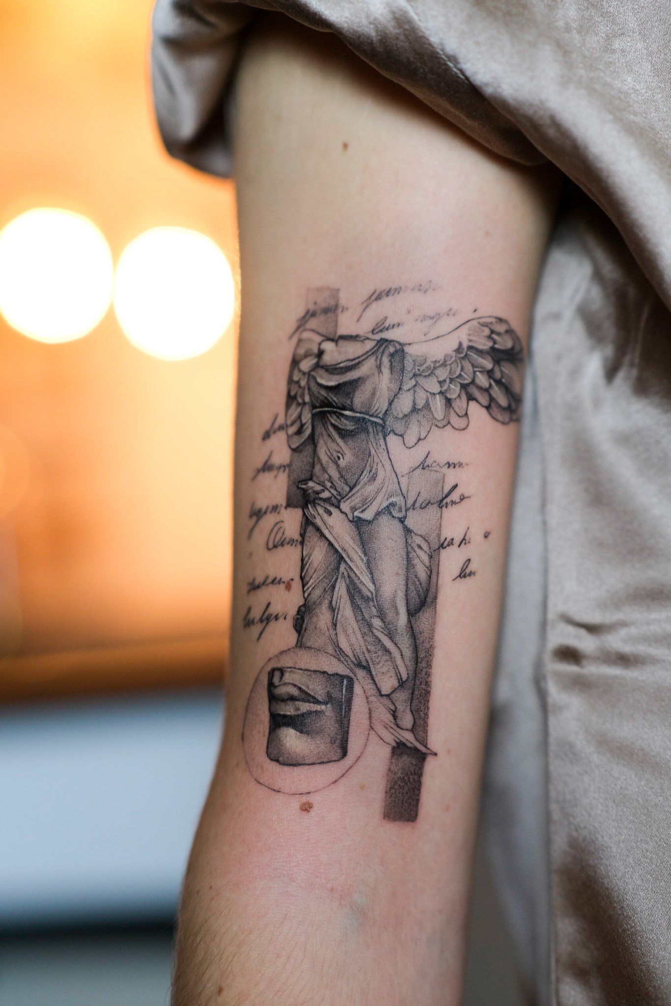 Eine Nahaufnahme einer Tätowierung auf dem Arm einer Person.