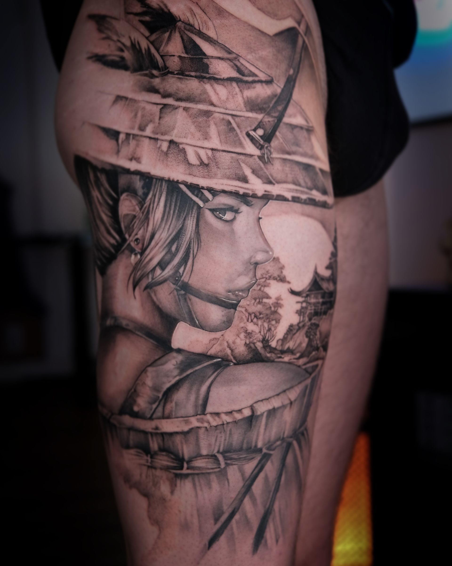 Ein schwarz-weißes Tattoo einer Frau mit Hut