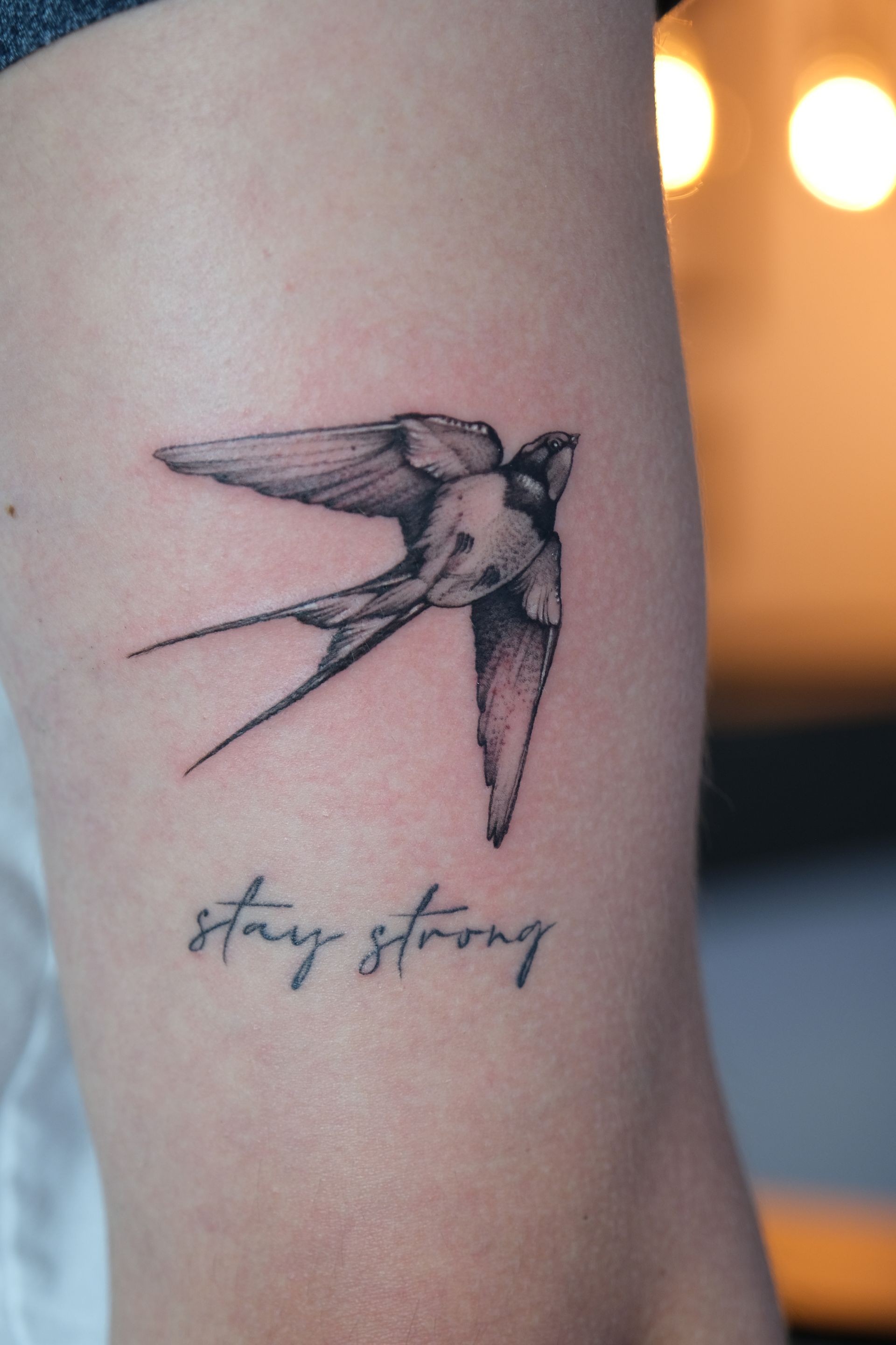 Ein Vogeltattoo und die Worte bleiben stark