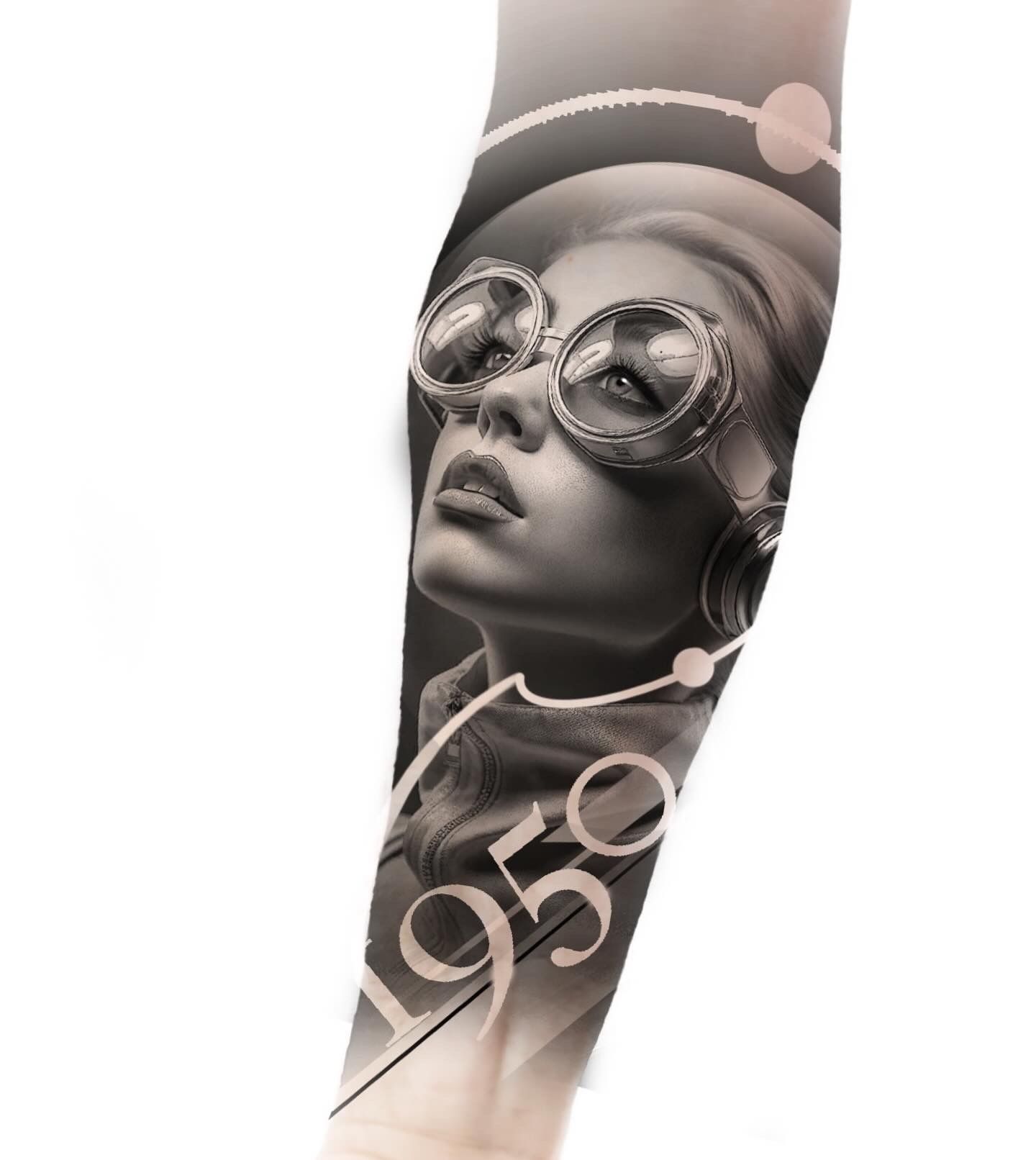 Ein schwarz-weißes Tattoo einer Frau mit Hut und Schutzbrille
