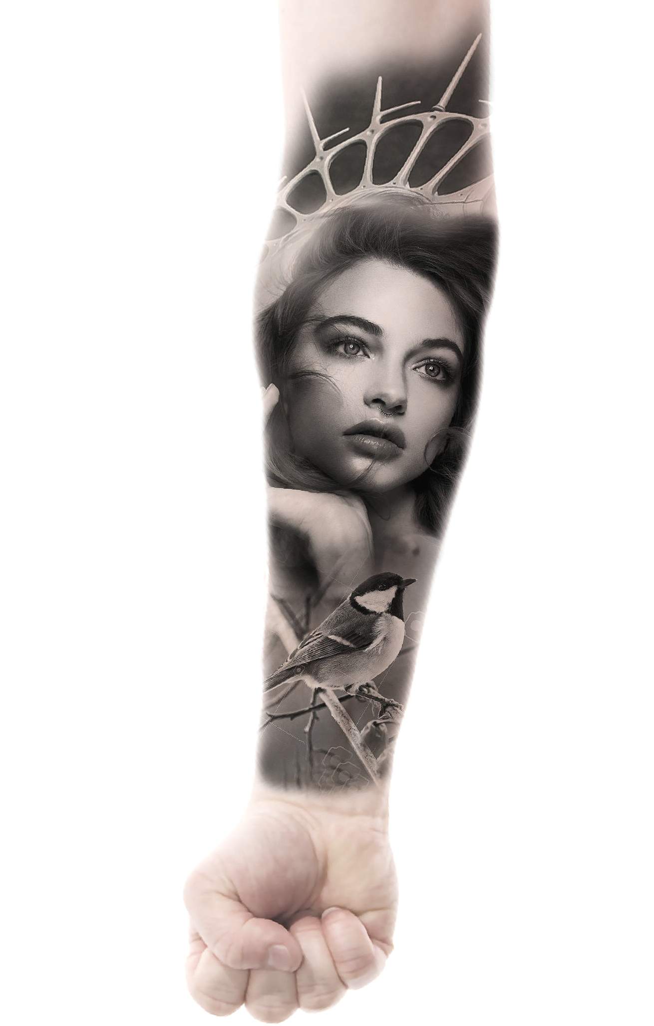 Ein Mann hat ein Tattoo mit dem Gesicht einer Frau auf seinem Arm.