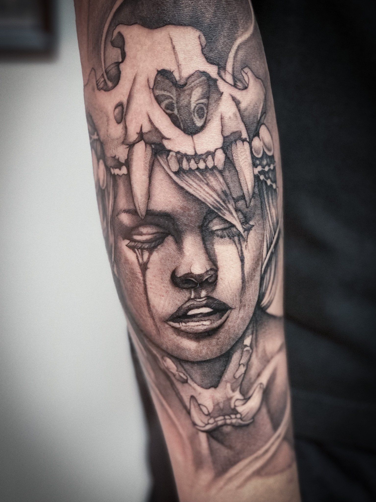 Ein Tattoo einer Frau mit einem Totenkopf auf dem Kopf
