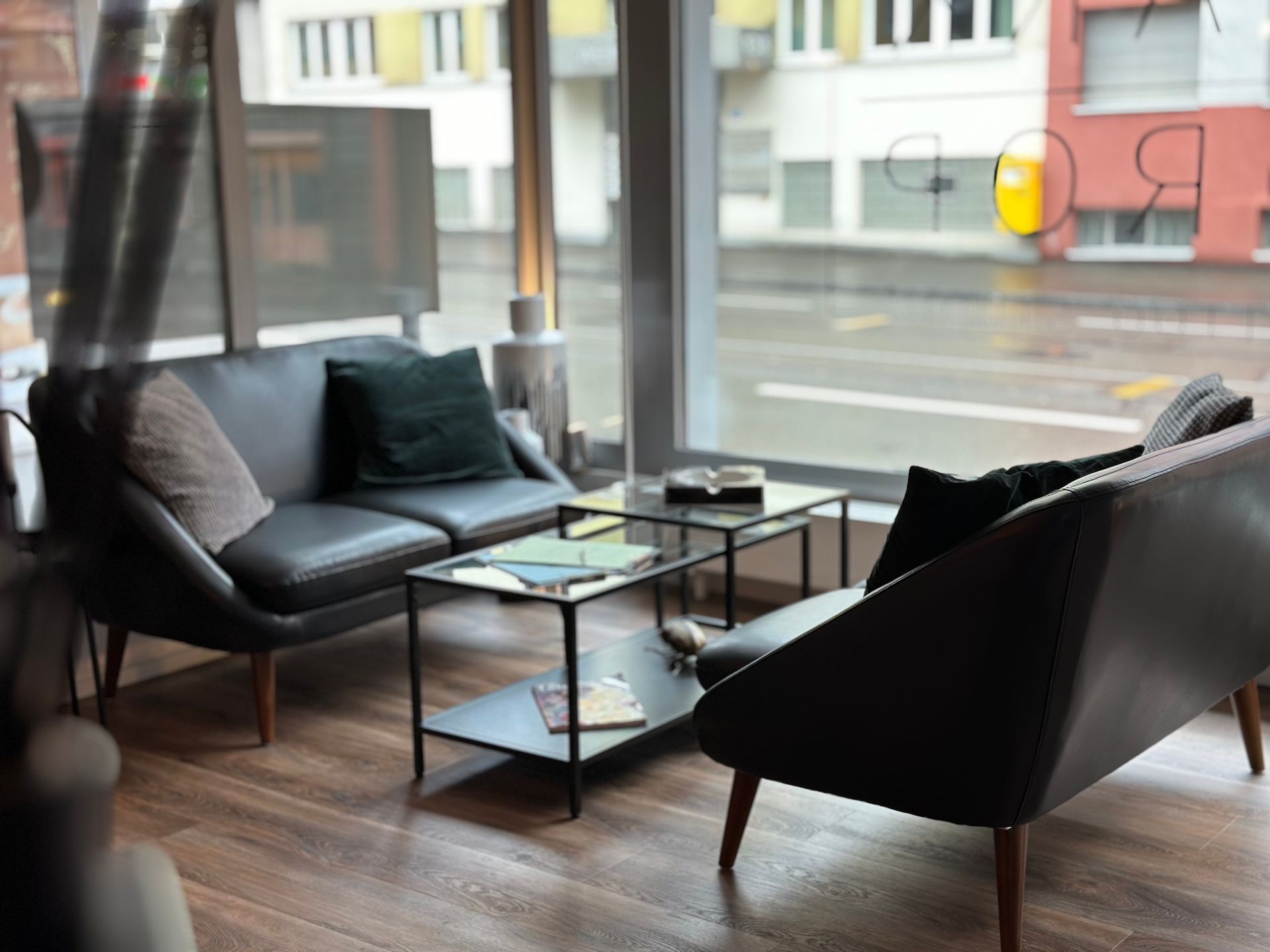 Ein Wohnzimmer mit einer Couch und zwei Sesseln