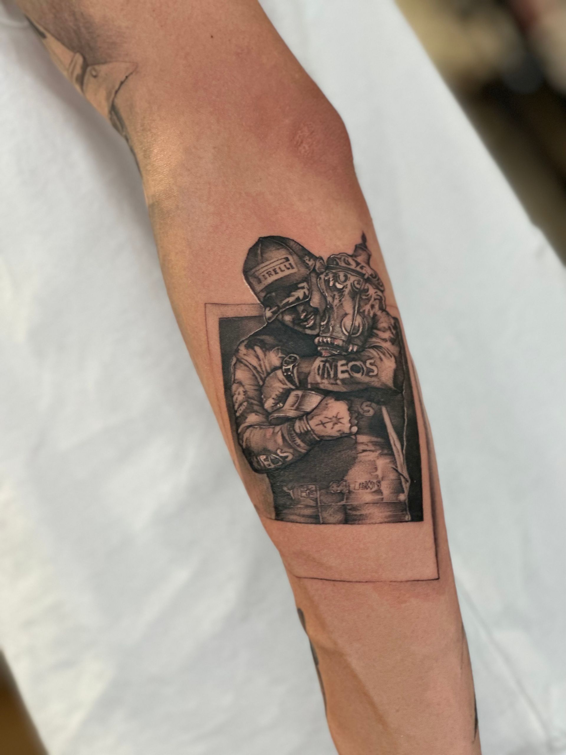 Ein Mann hat eine Tätowierung von einem Mann, der einen Hund auf seinem Arm hält