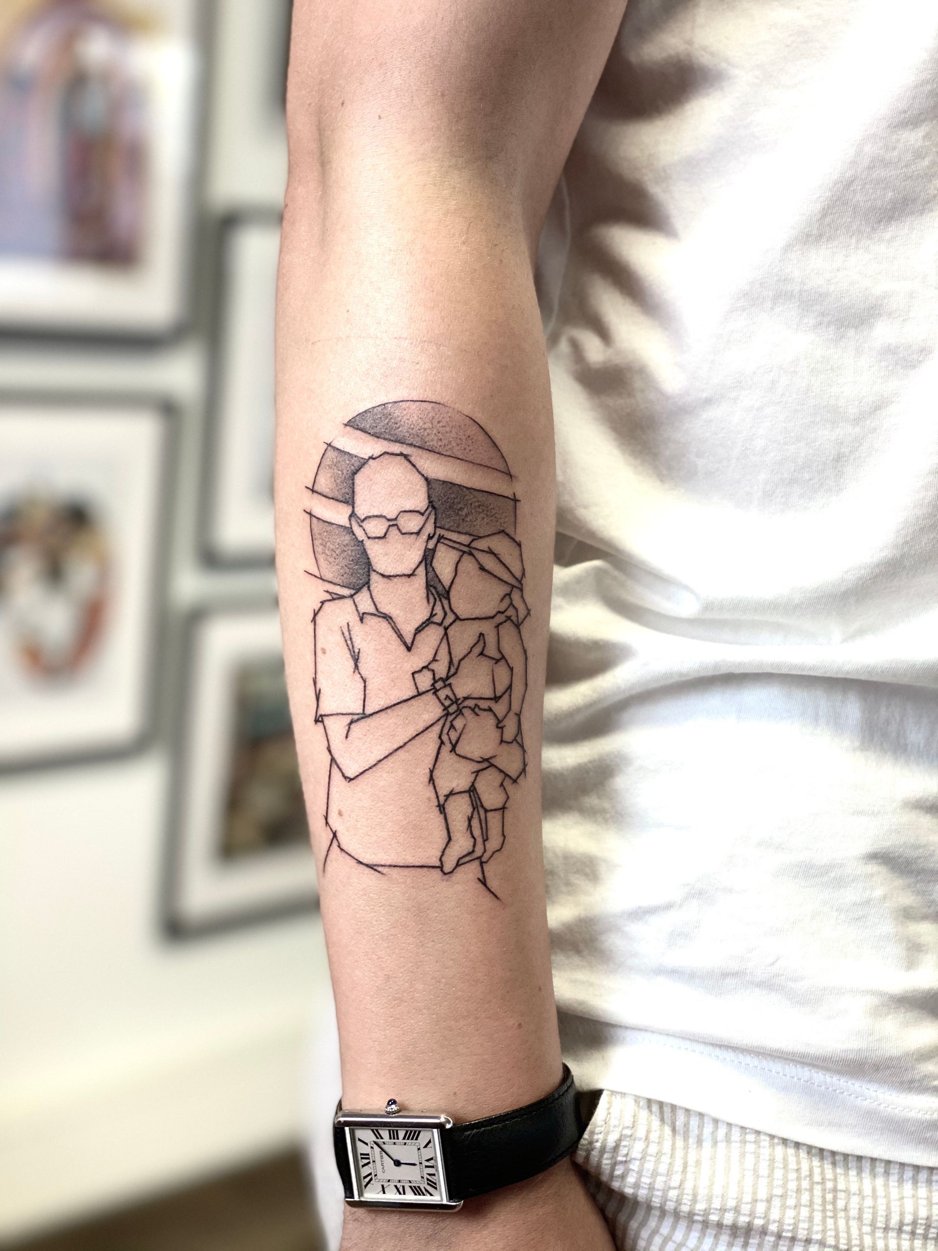 Eine Person mit einer Frauentätowierung auf dem Arm.