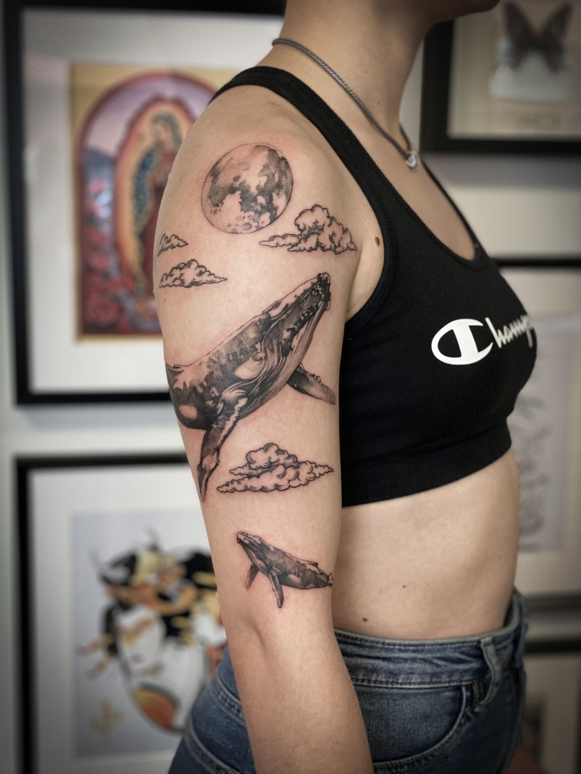 Eine Frau hat ein Wal-Tattoo auf ihrem Arm