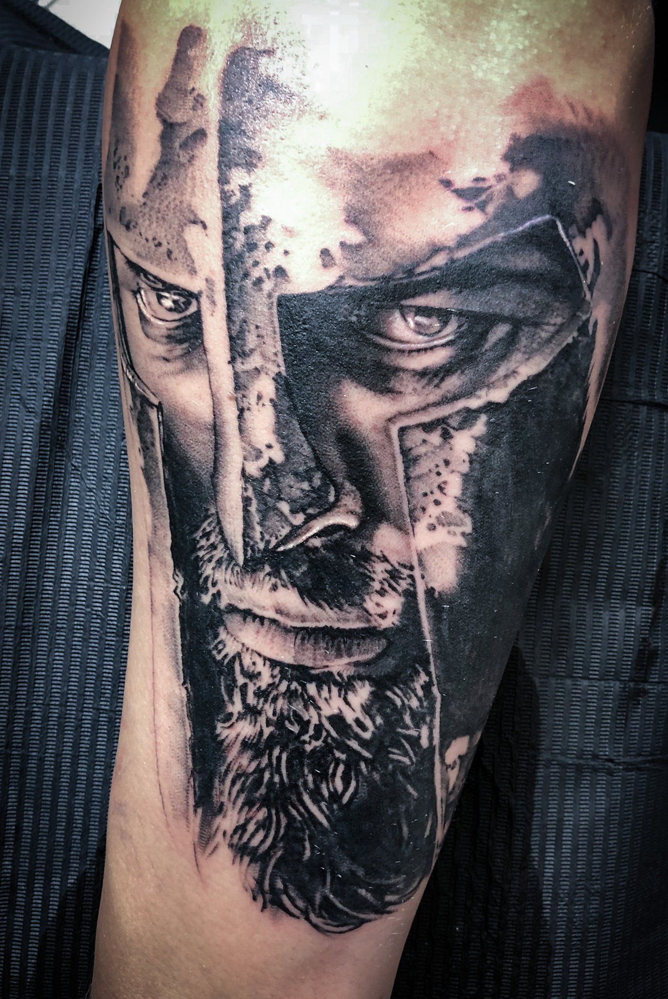 Ein schwarz-weißes Tattoo eines Mannes mit Bart