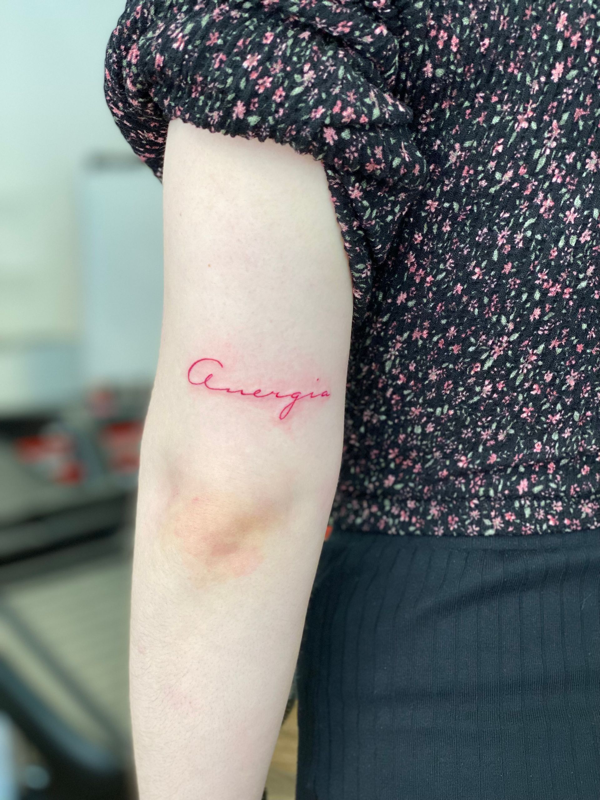 Eine Frau hat ein Tattoo auf ihrem Arm mit der Aufschrift „Mut“