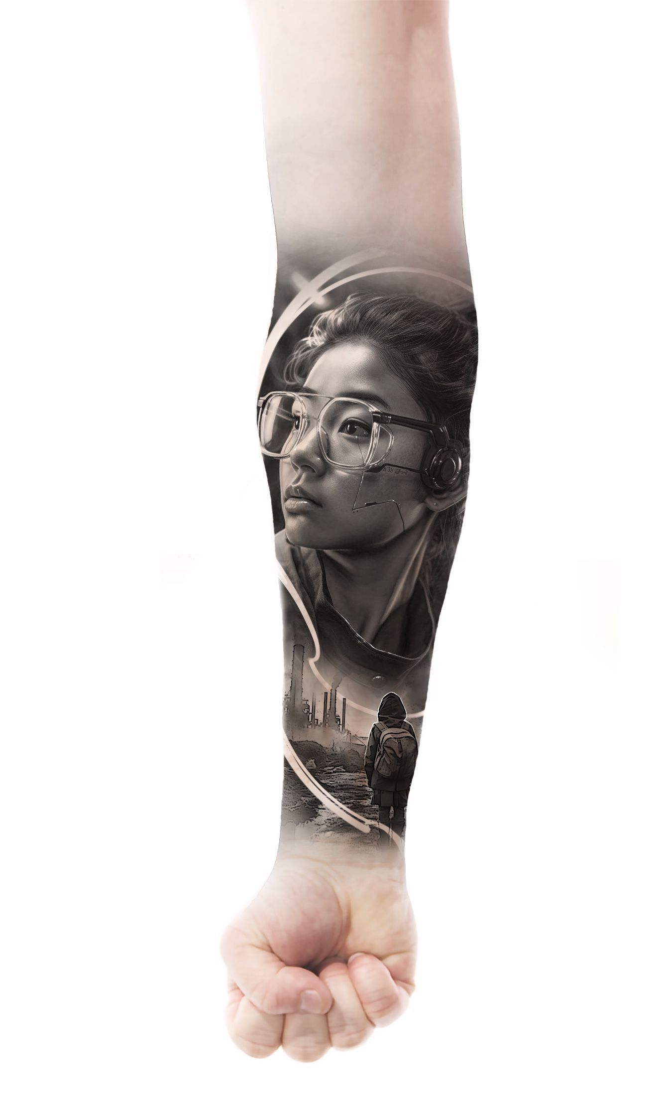 Ein schwarz-weißes Tattoo einer Frau mit Brille auf ihrem Unterarm.