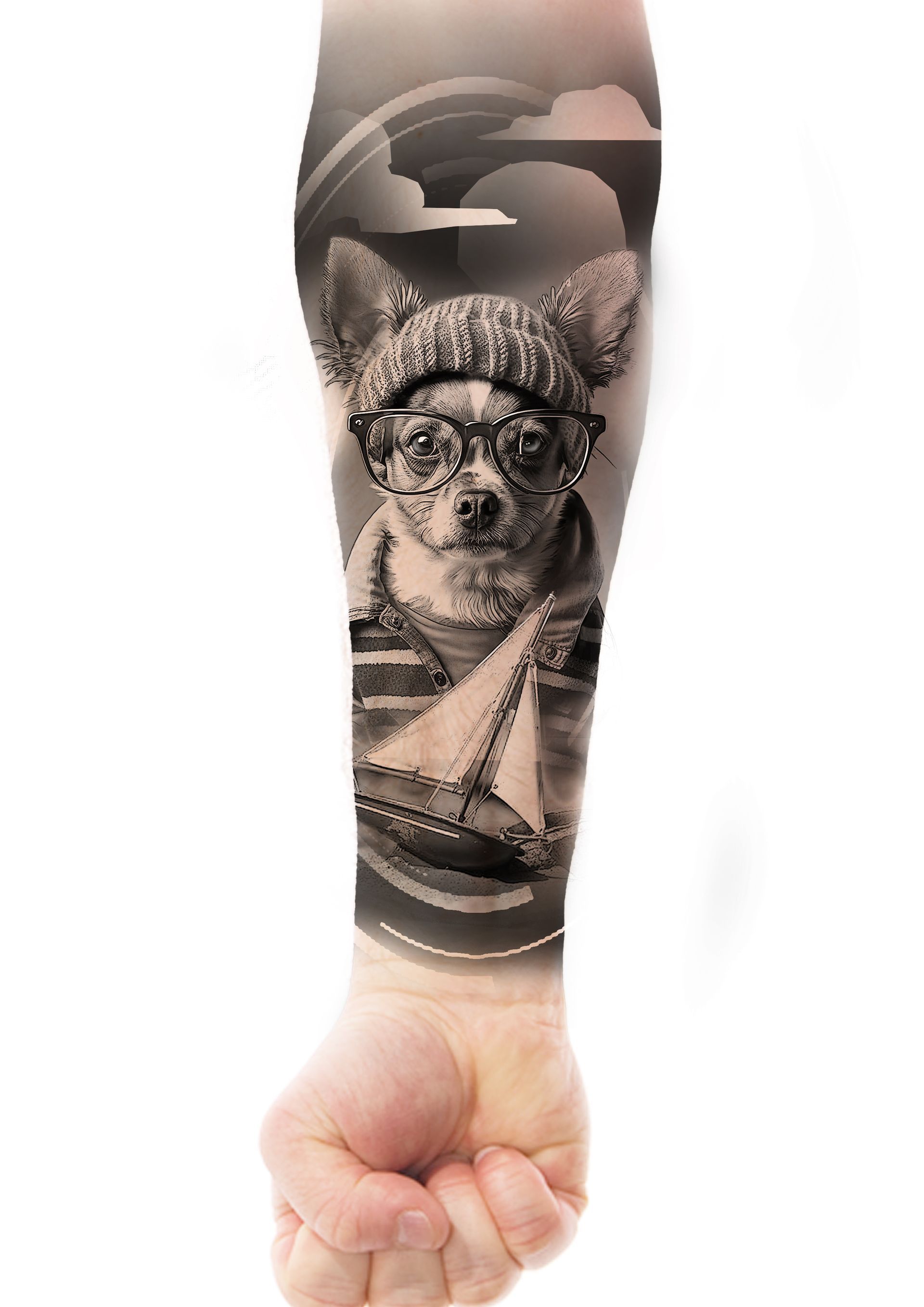 Eine Tätowierung eines Chihuahuas mit Hut und Brille, im Hintergrund ist ein Segelboot zu sehen.