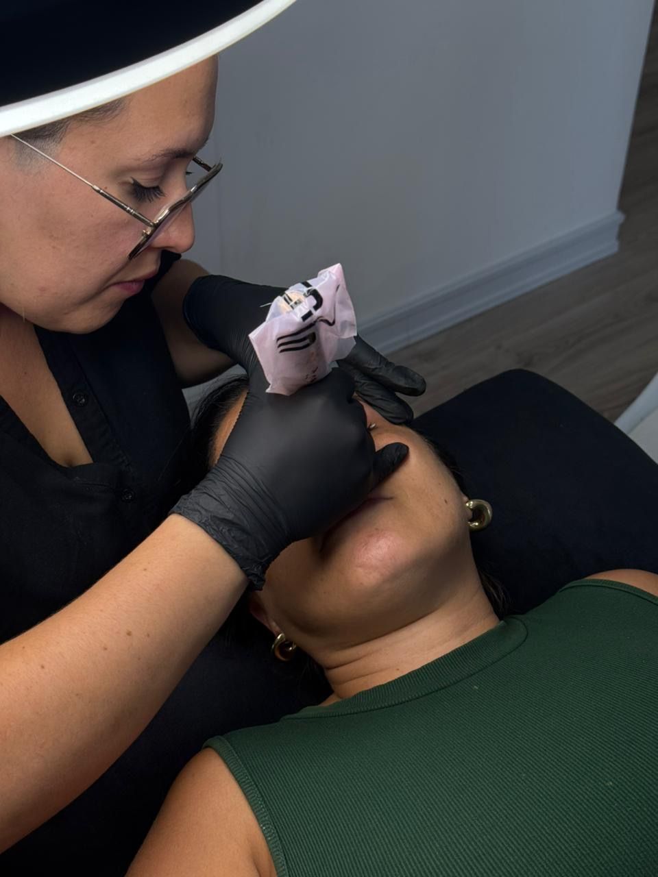 Un profesional vestido de negro y con guantes 