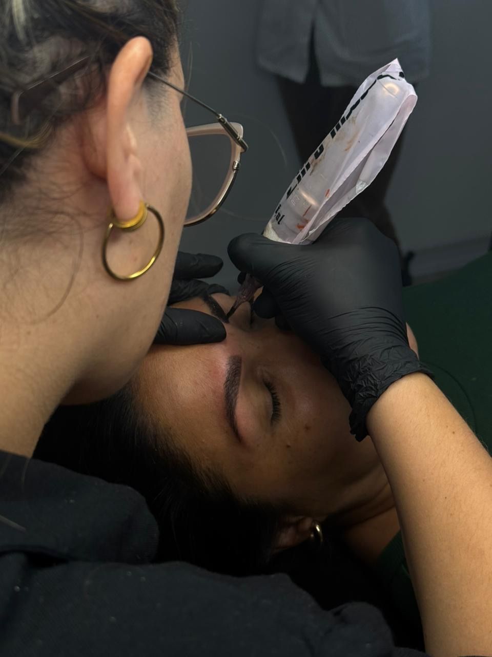 Una técnica con guantes negros utiliza una herramienta 