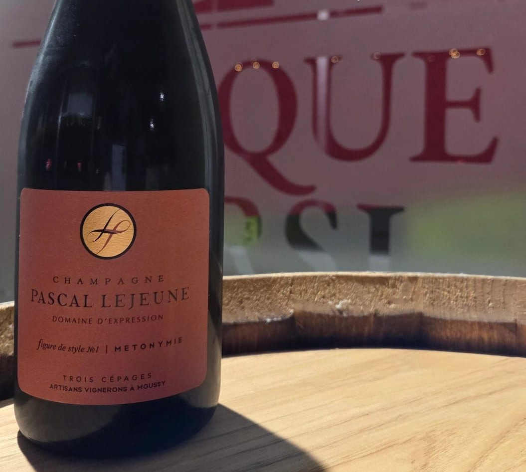 Bottiglia di vino con etichetta arancione bruciata su cui è scritto