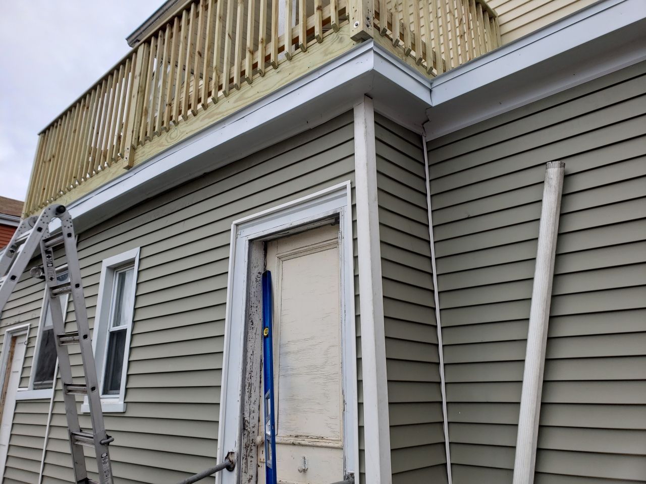 A ladder is sitting on the side of a house.