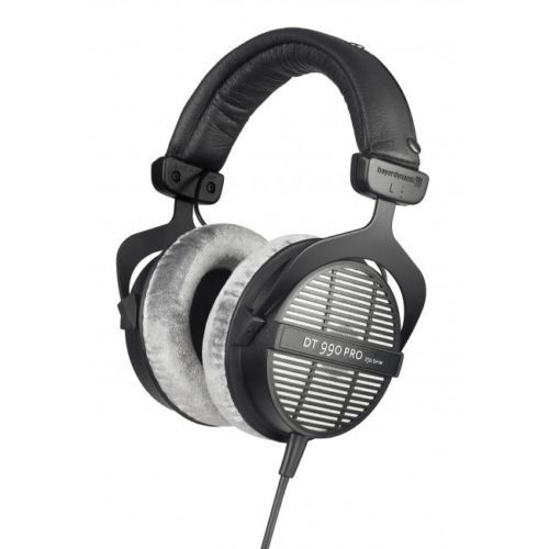 זוג אוזניות עם חוט מחובר אליהן על רקע לבן.