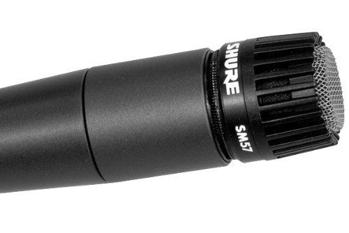 מיקרופון shure שחור יושב על משטח לבן.