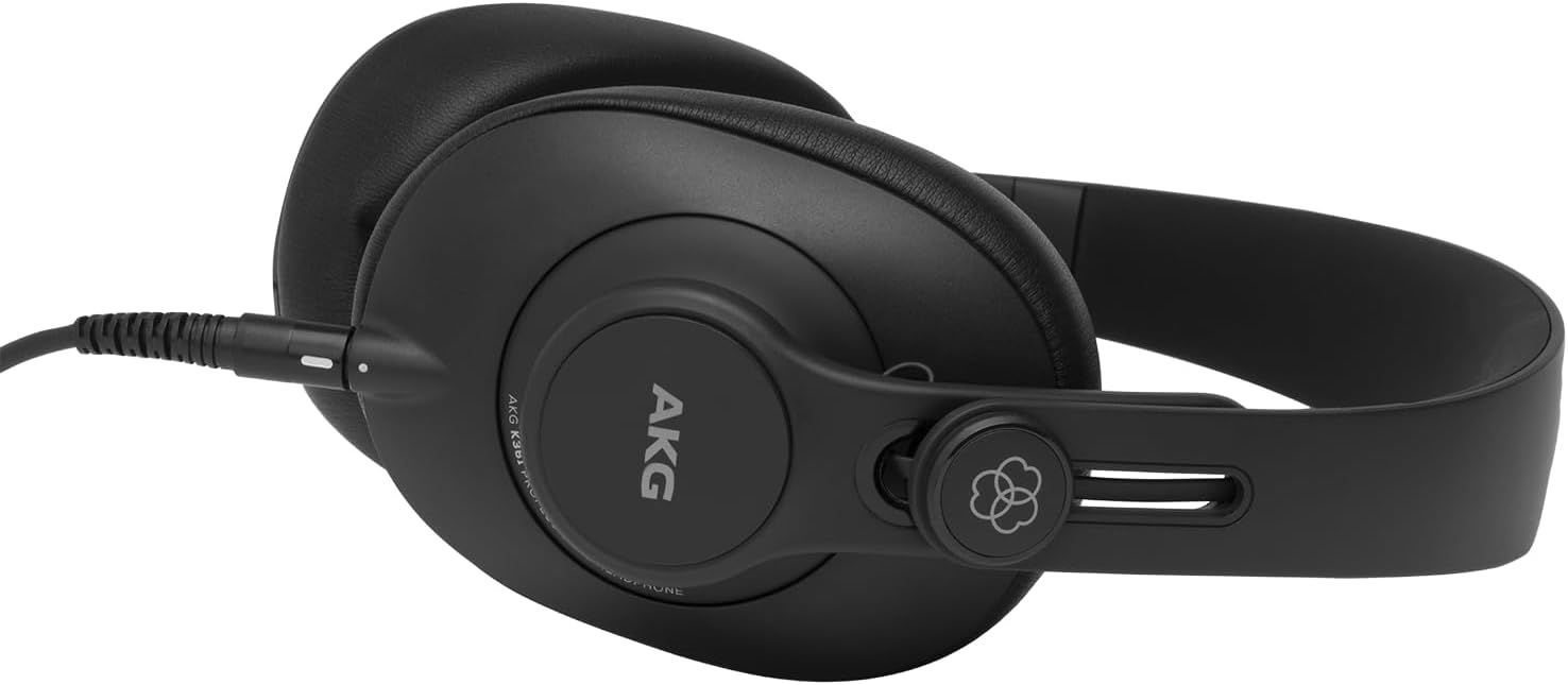 זוג אוזניות akg שחורות על רקע לבן.