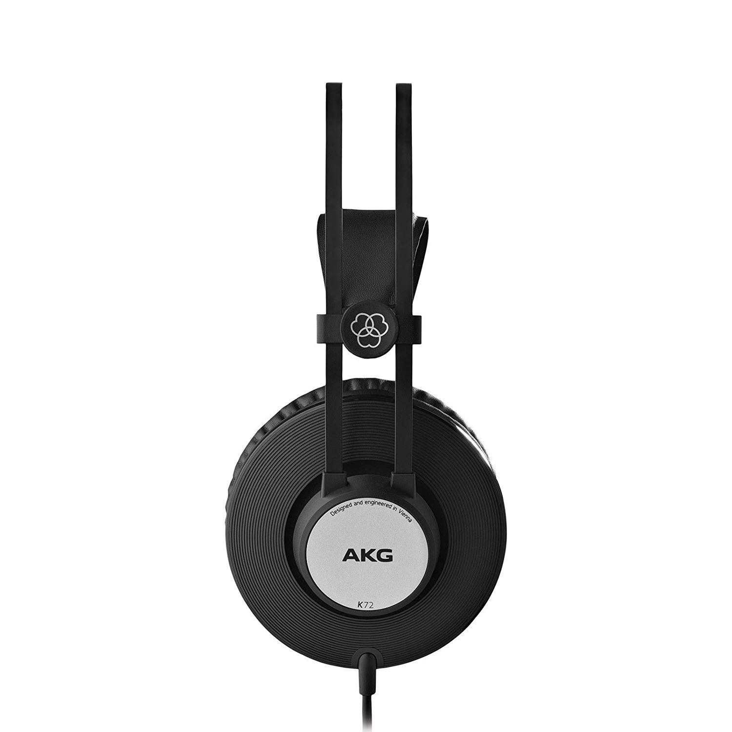 זוג אוזניות akg שחורות על רקע לבן