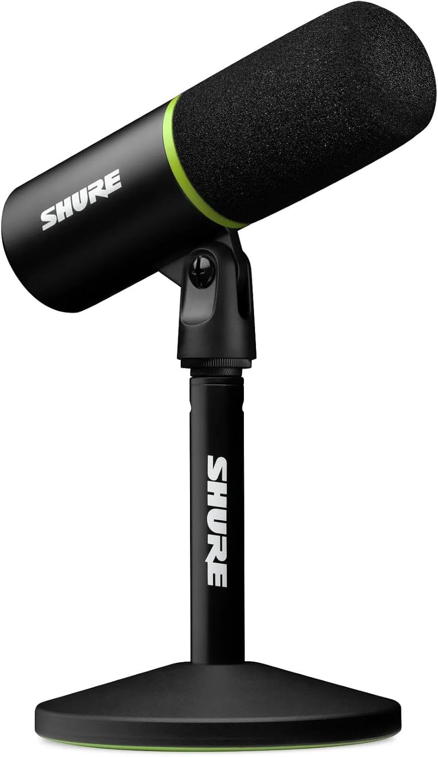 מיקרופון shure יושב על מעמד על רקע לבן.