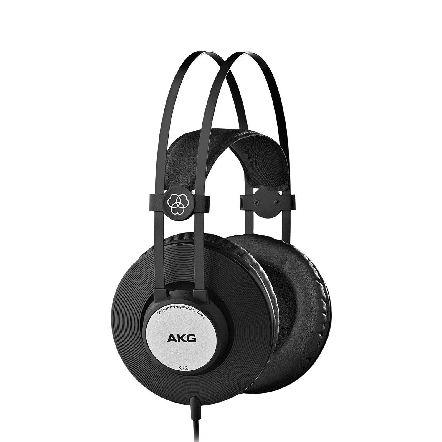 זוג אוזניות akg שחורות על רקע לבן