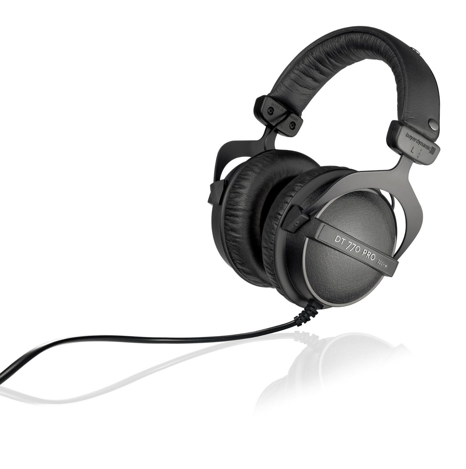 זוג אוזניות beyerdynamic על משטח לבן