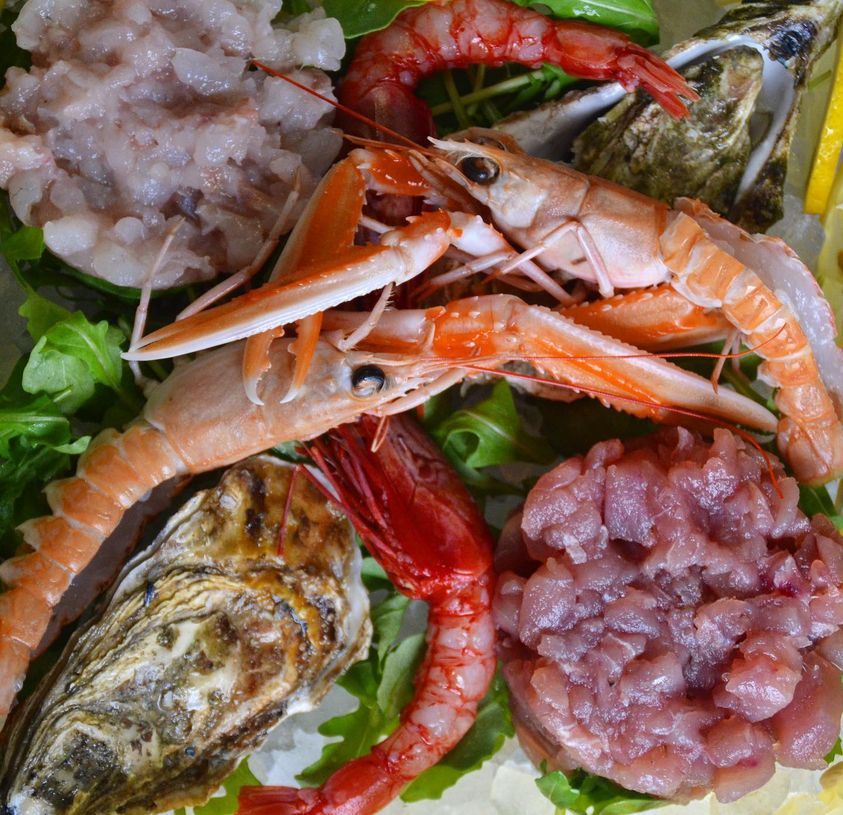 assortimento di gamberi e tartare