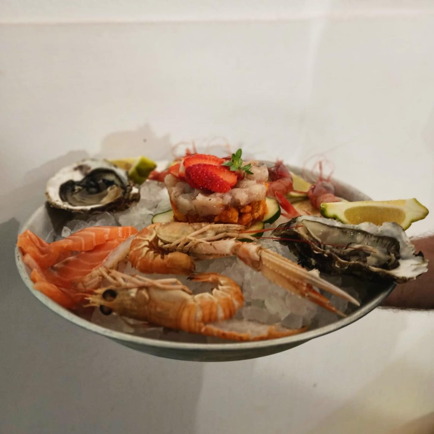 piatto misto di pesce crudo