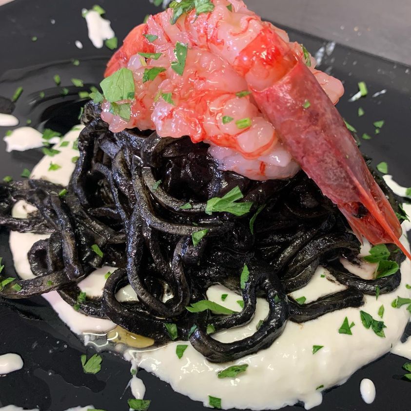 pasta al nero di seppia con gambero rosso