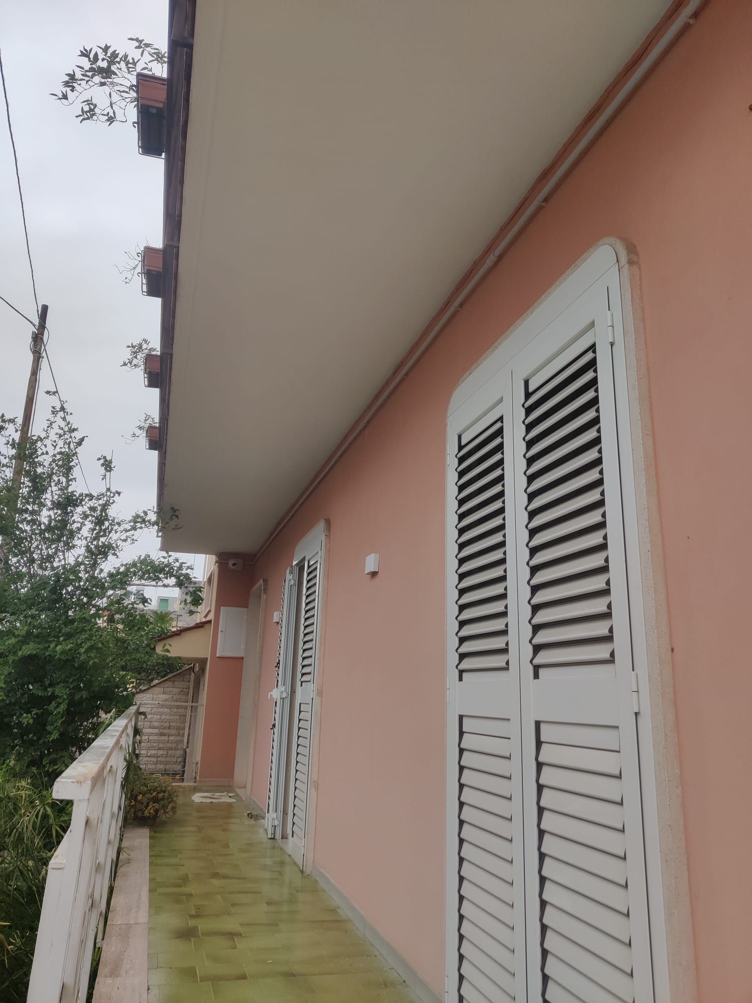 Due telecamere di sicurezza grigie montate su un angolo di cemento, inclinate verso il soffitto.