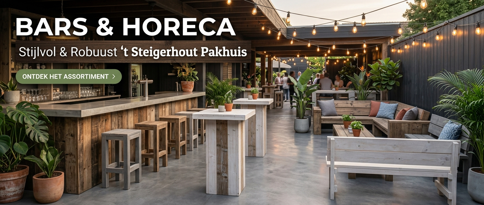 Stijlvol terras met bar en restaurant, houten tafels, comfortabele zitjes en sfeerverlichting.