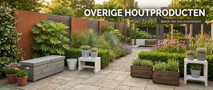 Buitenpatio met rieten bank, loungestoel, plantenbakken en paarse bloemen in een zonnige tuin.
