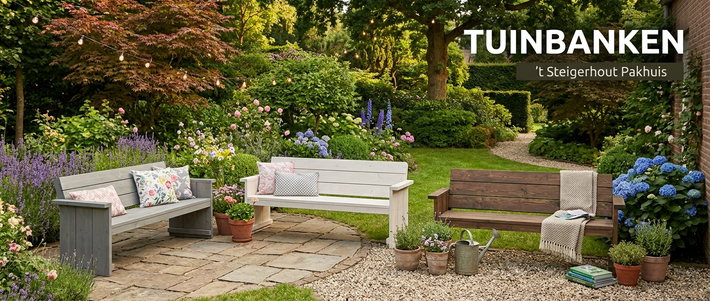 Een buitendecoratie in de tuin met drie decoratieve banken in grijs, wit en bruin, met bloemen en groen erachter.