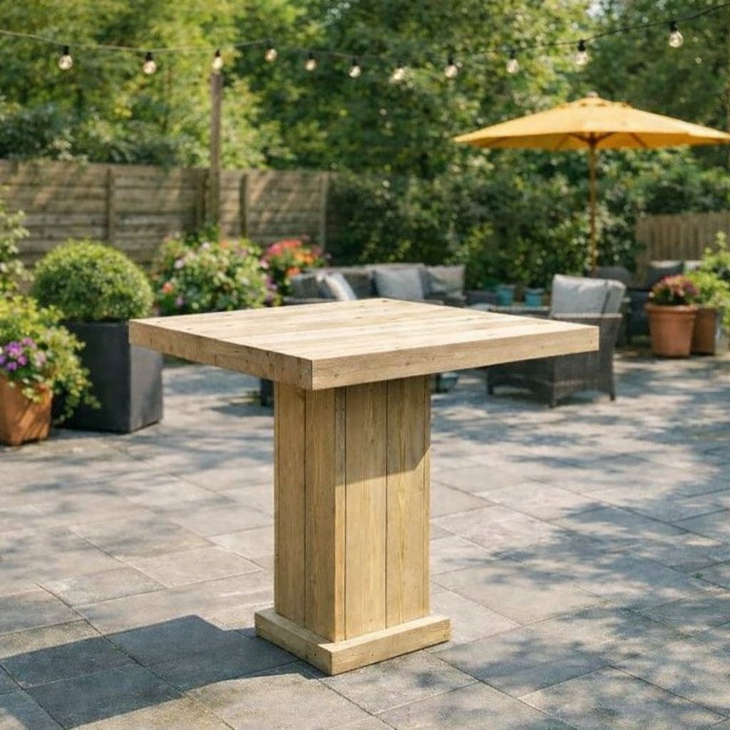 Houten tuintafel op een stenen terras met potplanten en een gele parasol op de achtergrond.