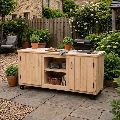 Licht houten buitenkeuken met zwarte handgrepen en wielen voor op het terras.