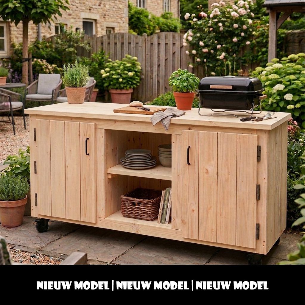 Licht houten buitenkeuken met zwarte handgrepen en wielen voor op het terras.