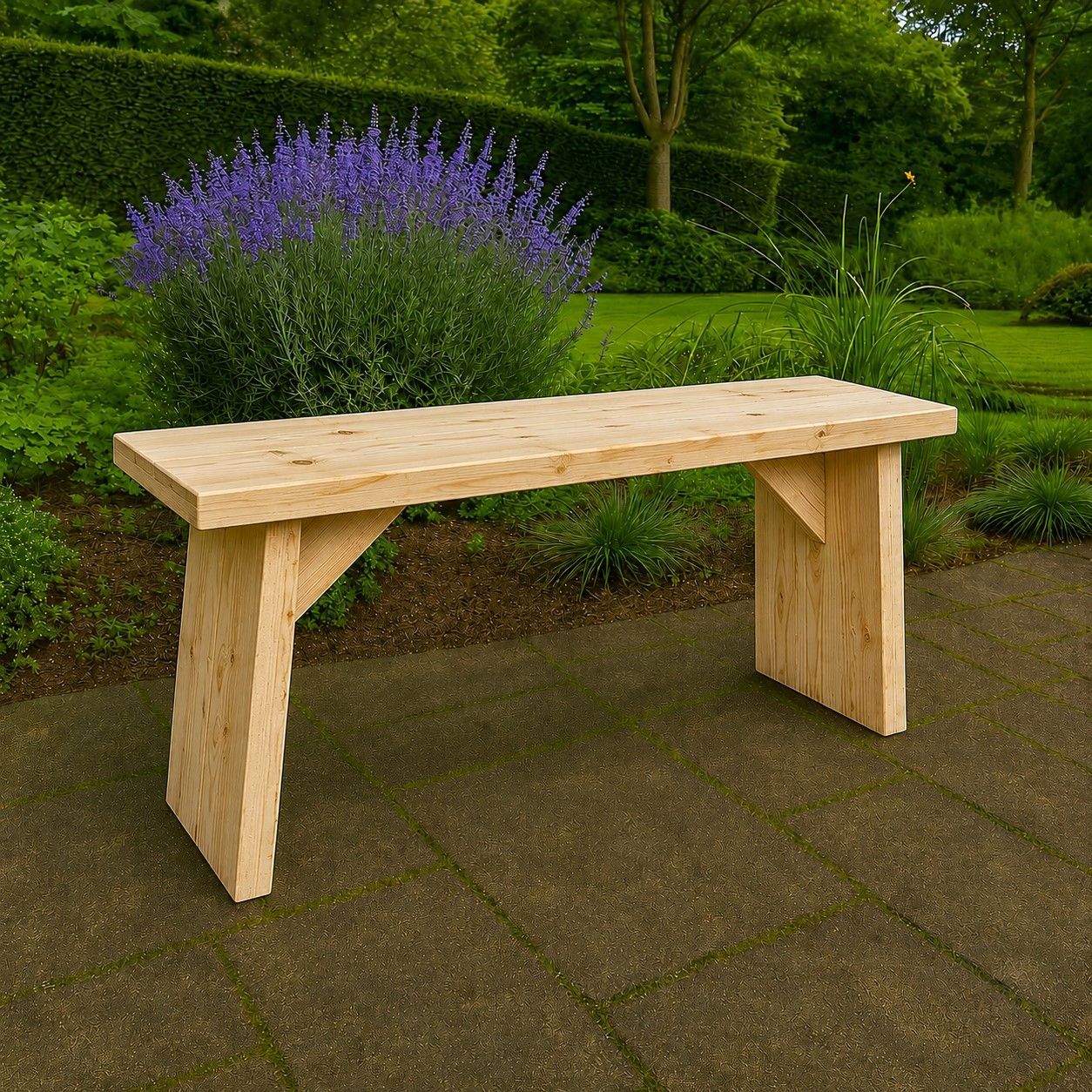 Houten bankje op een geplaveid tuinpad met paarse bloemen en groene struiken erachter.