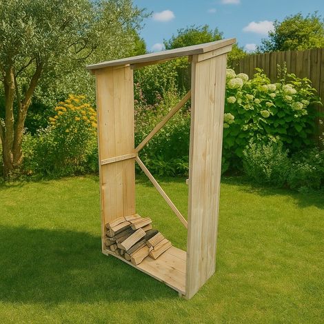 Houtopslag met diagonale schoren, staand op een grasveld naast een schutting.