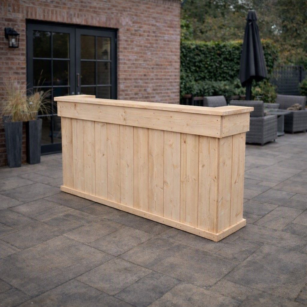 Houten buitenbar op een betegeld terras naast een bakstenen gebouw.