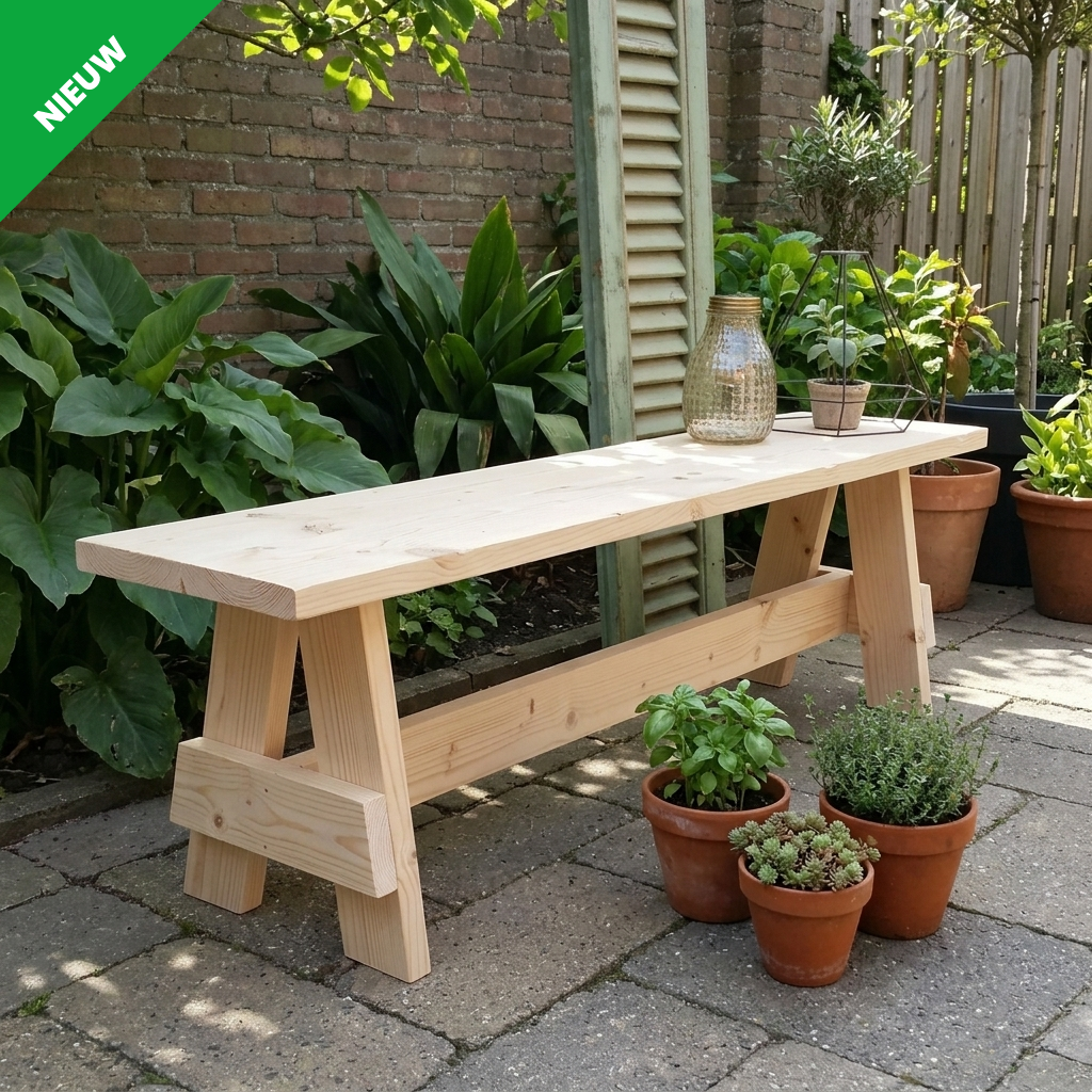 Houten tuinbankje op een stenen terras met potplanten en groen in een achtertuin