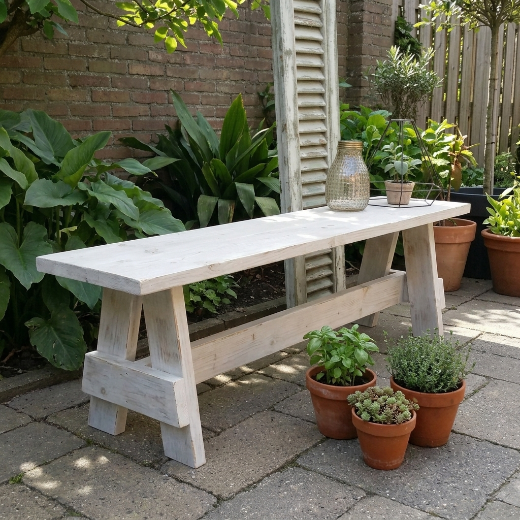 Whitewash Witte houten bank in een patio-tuin, met potplanten en groen erachter.