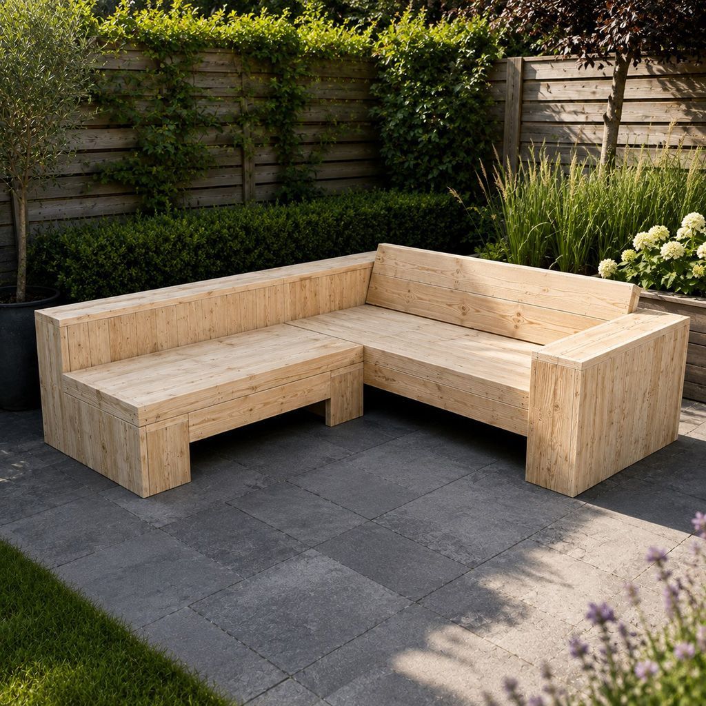 Licht houten L-vormige loungebank voor buiten op een betegeld terras in een tuin